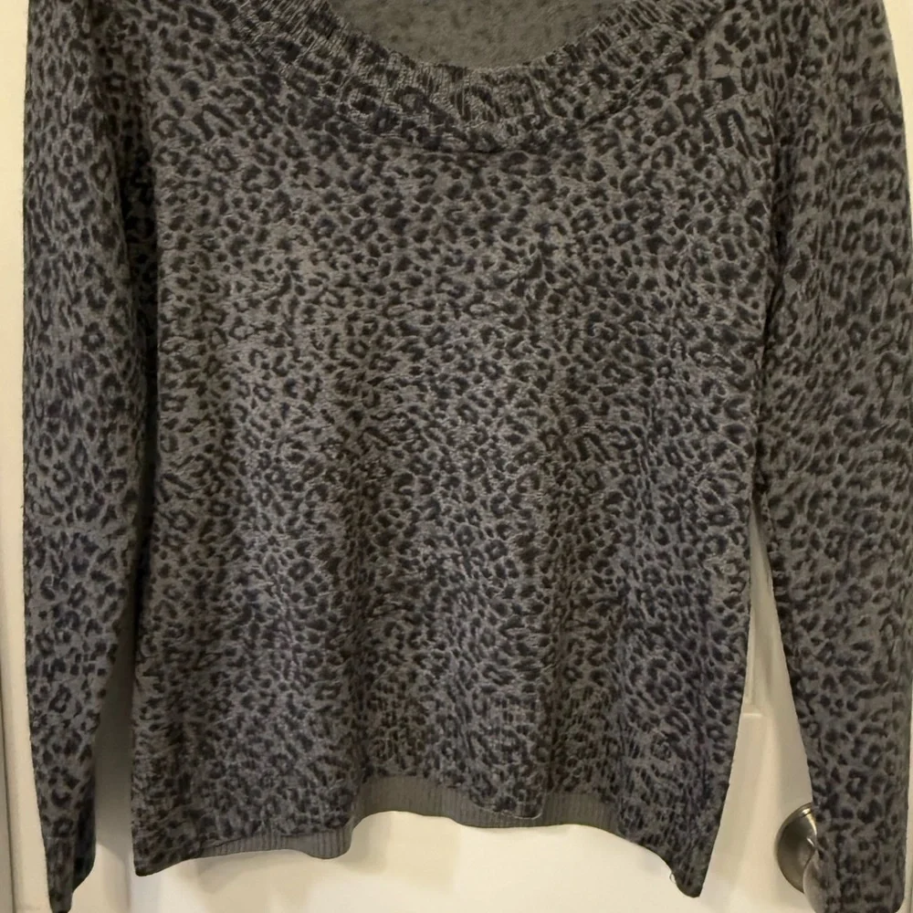 Leopard Print long sleeve Sweater with scoop neck by Calvin Klein - Picture 1 of 6